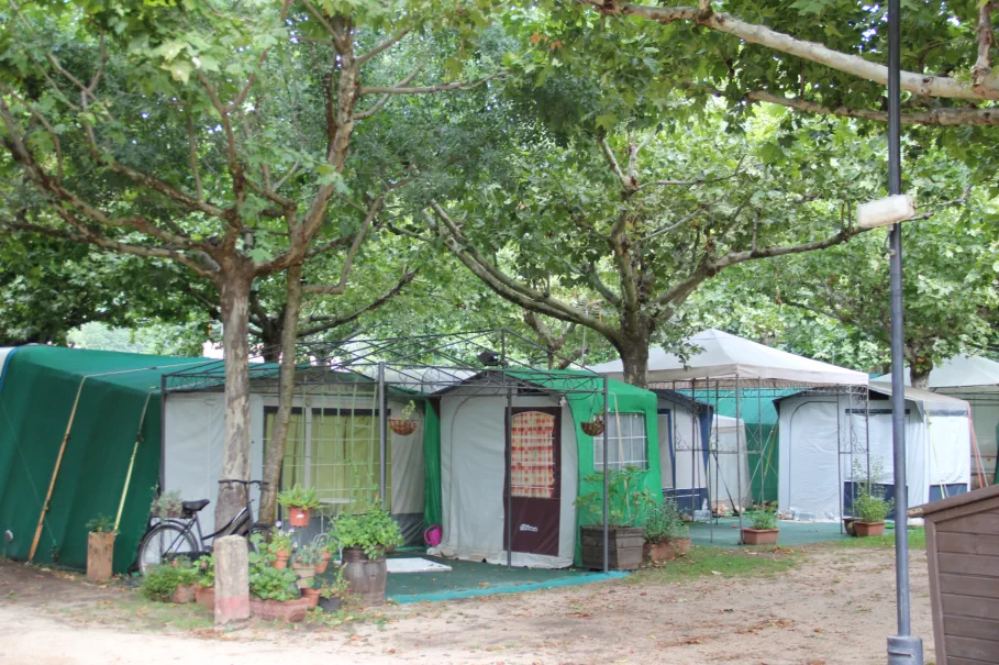 Zona de acampada cuidada y bella en plena comarca de La Vera