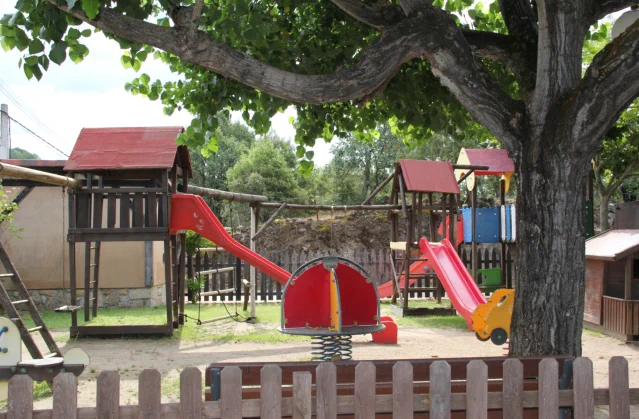 El Camping cuenta con tres parques infantiles en el recito del Complejo Turístico, además de instalaciones deportivas como campo de fútbol, canchas de baloncesto y vóley