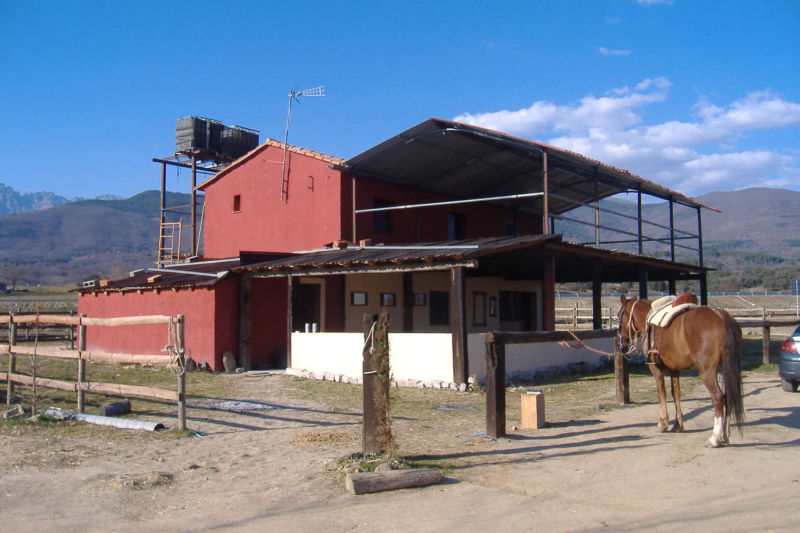 Club Hípico Roble Alto. turismo ecuestre Candeleda, Gredos, Valle del Tiétar: compra venta de caballos, rutas o paseos a caballo, hípica, equitación, clases, coche de bodas, doma, pupilaje, capeas, fiestas camperas, romerías...