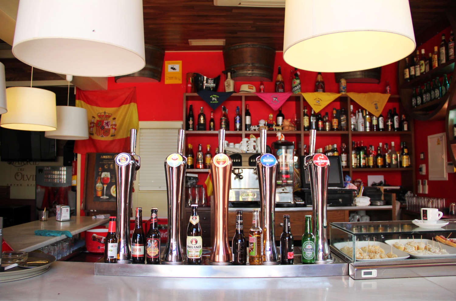 Cervecería en Piedralaves Valle del Tiétar Gredos, comer y tapear, cafetería, bar de tapas, pub ambigú, copas, raciones, platos combinados, hamburguesas, sándwich, música