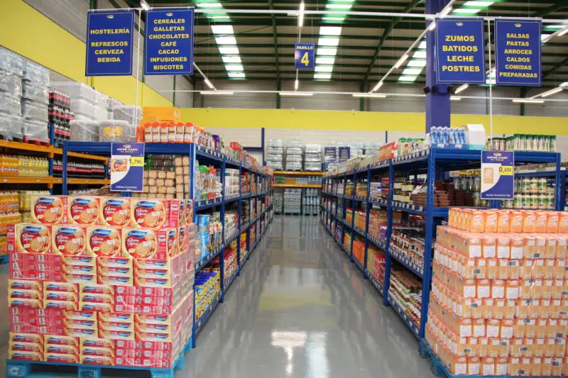 Hipermercado supermercado en Sotillo de la Adrada, Valle del Tiétar sur de Gredos. Autoservicio alimentación comida y bebidas alimentos gourmet carnicería