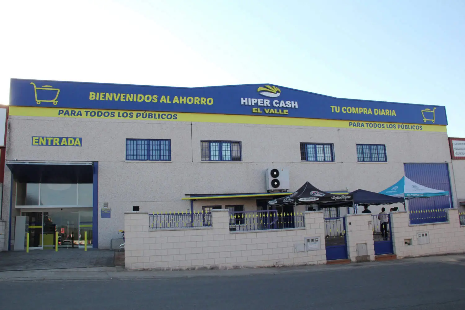 Hipermercado supermercado en Sotillo de la Adrada, Valle del Tiétar sur de Gredos. Autoservicio alimentación comida y bebidas alimentos gourmet carnicería