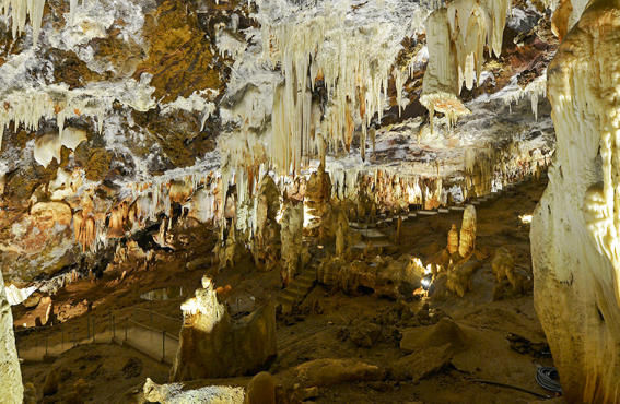 Formación geológica de las Cuevas del Águila