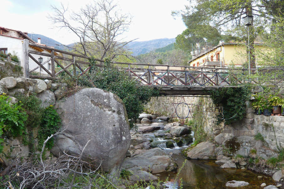 El puente de madera Piedralaves