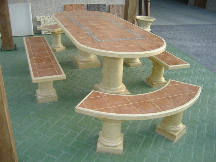 Mesas y bancos para jardín fabricados en piedra artificial