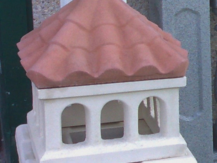 Remate chimenea con tejadillo y aspirador estático en piedra artificial