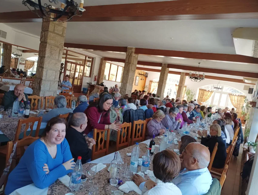 Recibimos excursiones para ver las Cuevas del Águila y pueden optar por diez tipos de menús a precios muy económicos