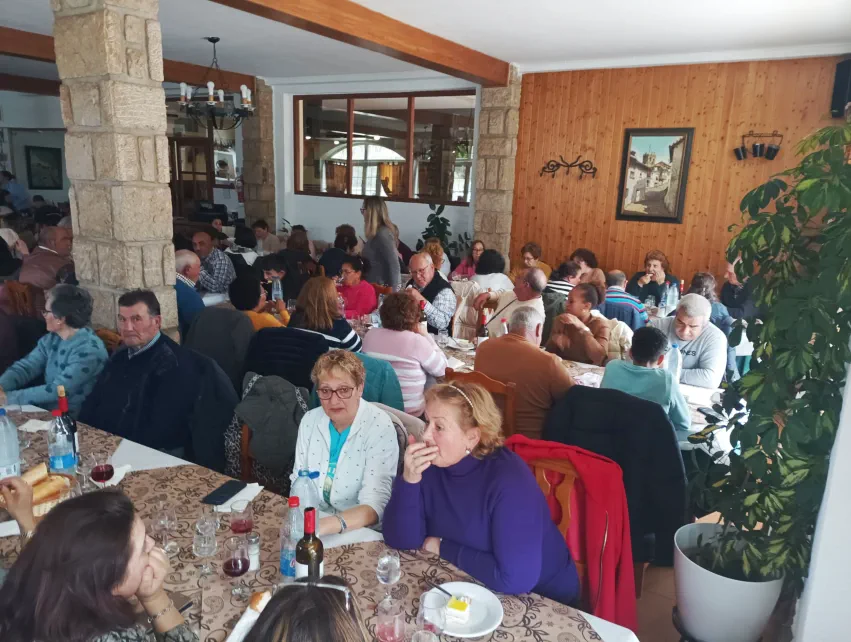 Recibimos excursiones para ver las Cuevas del Águila y pueden optar por diez tipos de menús a precios muy económicos