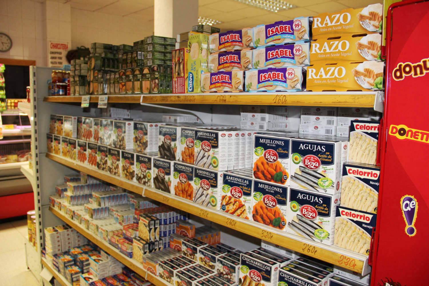 Supermercado Boni en Arenas de San Pedro Gredos Valle del Tiétar. Autoservicio alimentación jamones embutidos limpieza charcutería tienda alimentos y bebidas