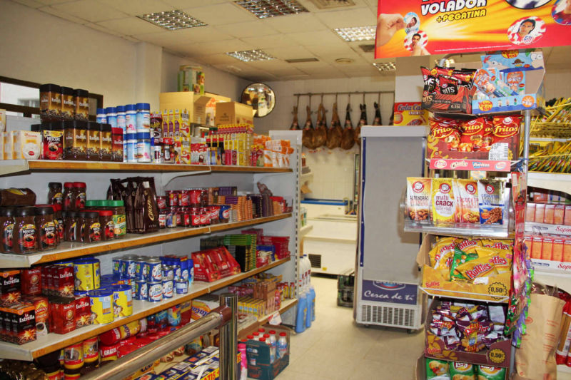 Supermercado Boni en Arenas de San Pedro Gredos Valle del Tiétar. Autoservicio alimentación jamones embutidos limpieza charcutería tienda alimentos y bebidas