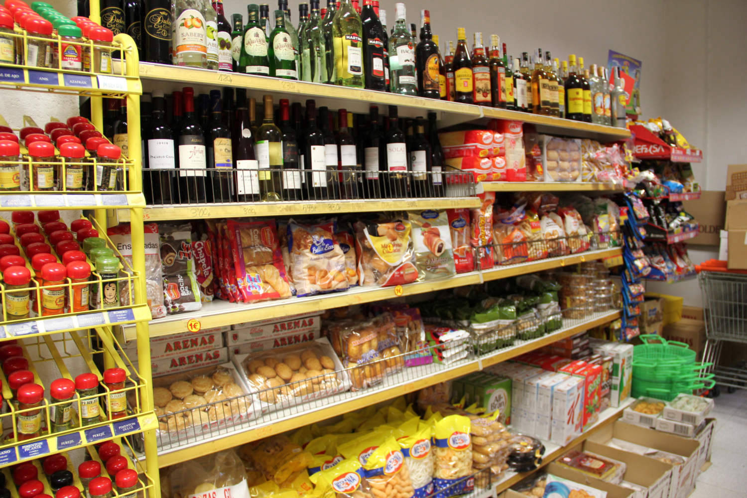 Supermercado Boni en Arenas de San Pedro Gredos Valle del Tiétar. Autoservicio alimentación jamones embutidos limpieza charcutería tienda alimentos y bebidas