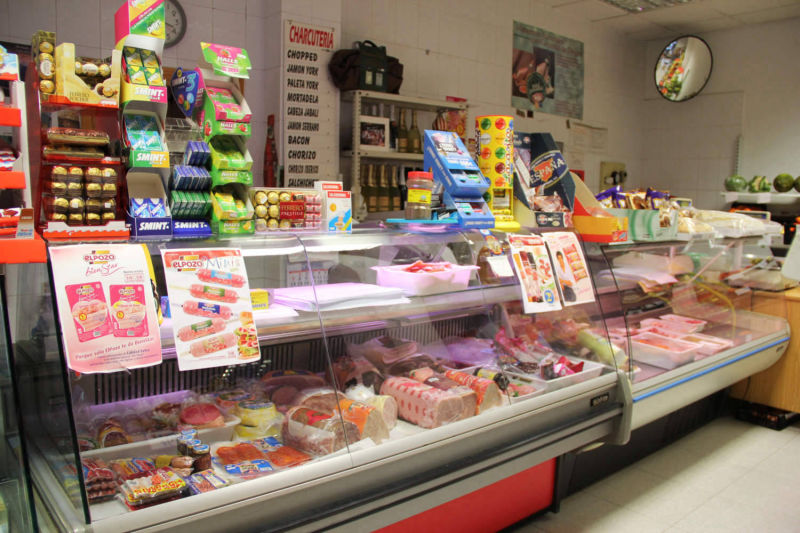 Supermercado Boni en Arenas de San Pedro Gredos Valle del Tiétar. Autoservicio alimentación jamones embutidos limpieza charcutería tienda alimentos y bebidas